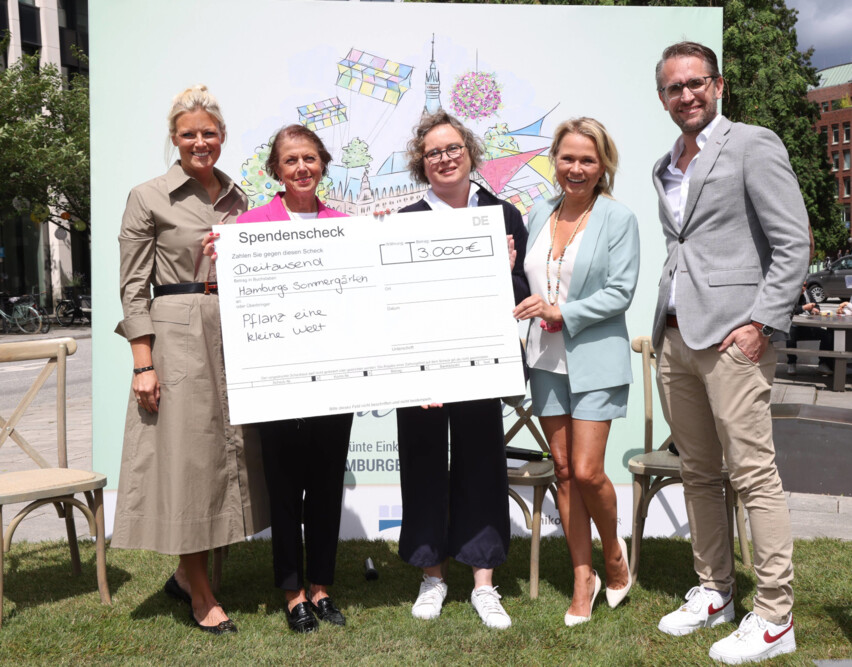 Mareike Menzel, Gabriele W&ouml;hlke, Anja Lennartz, Nova Meierhenrich und Sebastian Binger bei der feierlichen Scheck&uuml;bergabe