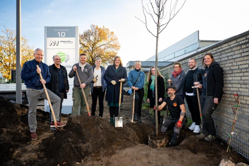 Spatenstich mit Boris Breiding (3.v.l., Gesch&auml;ftsf&uuml;hrer "Die Elbtischler"), Umweltsenatorin Katharina Fegebank (Mitte), Christine Stecker (3.v.r., Projektleiterin "Kooperation NATUR") sowie Vertreter*innen der Haspa und von Biotop, Fachbetrieb f&uuml;r naturnahes Gr&uuml;n