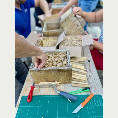 Alle packen mit an für mehr Artenvielfalt: Mitarbeitende der Körber Technologies GmbH bauen Nisthilfen für Wildbienen © C. Stecker