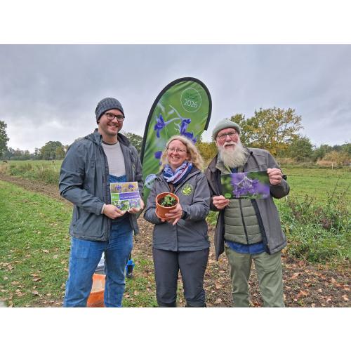 André Palm, Dr. Kristin Ludewig und Gartenbotschafter John Langley stellten die Blume des Jahres 2026 vor