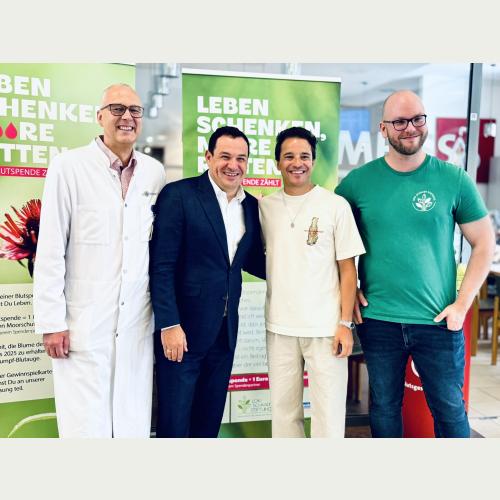 Freuen sich über den Start der gemeinsamen Aktion: Dr. Sven Peine (Direktor des Instituts für Transfusionsmedizin im UKE), Stephan Liesegang (Vorstandsvorsitzender Sparda-Bank Hamburg), Schirmherr Kostja Ullmann und André Palm (Loki Schmidt Stiftung), v.l.n.r.