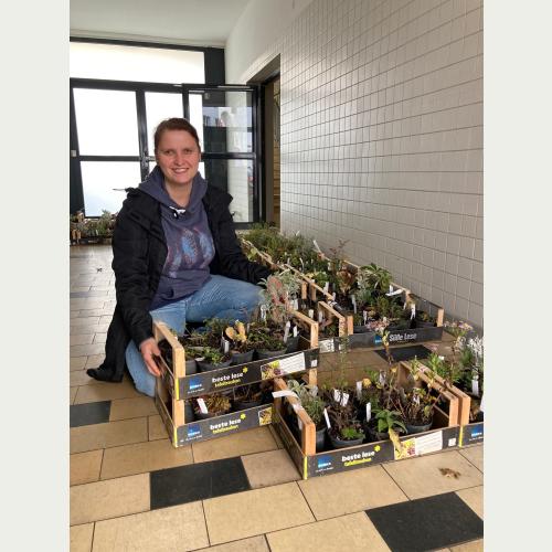 Gewinnerin Katja Stein von der Grundschule Horn  holt als erste das Staudenset für ihr Schulgarten Team ab.jpg