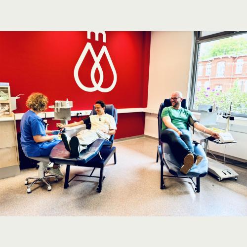 Leben schenken, Moore retten - Kostja Ullmann und André Palm spenden gemeinsam Blut im UKE