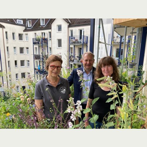 MOIN STADTNATUR: Christine Stecker (Projektleiterin Loki Schmidt Stiftung), Senator Jens Kerstan und MOIN STADTNATUR-Beraterin Stefanie Binder_Foto BUKEA