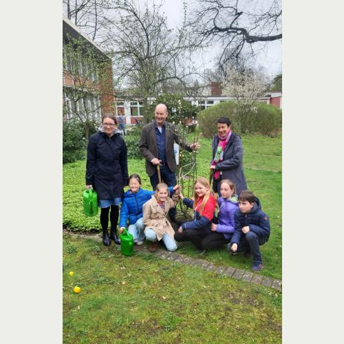 Schirmherrin Ksenija Bekeris, Axel Jahn, Loki Schmidt Stiftung, Und Julia Wöhlke, Budnianer Hilfe, (v.l.n.r.) bei der Pflanzung in der Grundschule Turmweg