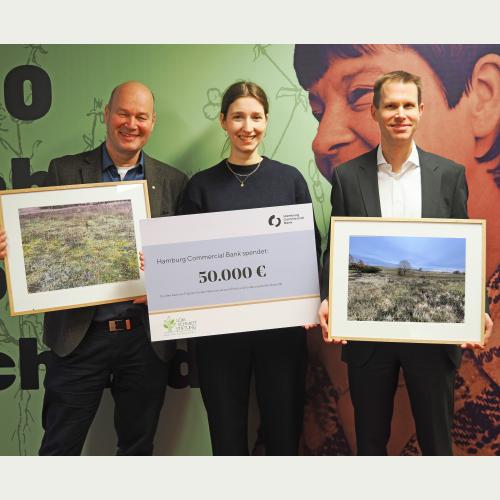 Wertvoller Beitrag für den Artenschutz: Hamburg Commercial Bank unterstützt den Kauf der Goritzer Wiesen (vlnr: Axel Jahn, Loki Schmidt Stiftung, Leonie Klamroth und Oliver Scholz, beide Hamburg Commercial Bank) 