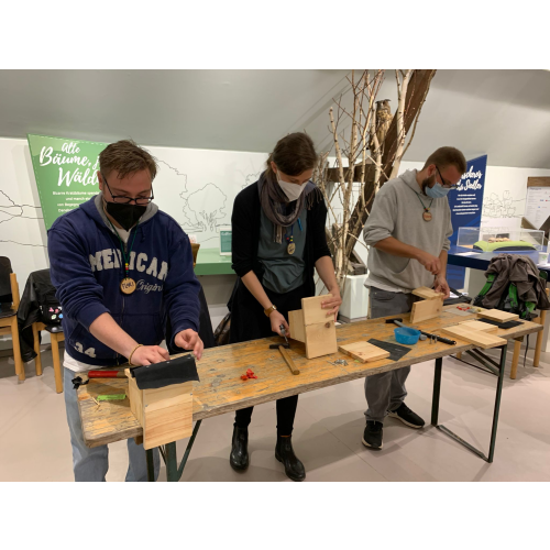 Die Weiterbildung ist naturnah und praxisorientiert ausgerichtet_Teilnehmerinnen bauen eine Futterstation für Eichhörnchen_Foto Wabe International Academy