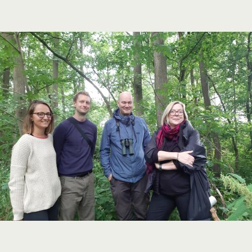 Die bisherige Besitzerin Dörte Harms-Krüger (r.) mit ihrer Familie (hier im Bild ihr Neffe Bo Willem Friedrichsen mit Lena Holst) mit Axel Jahn_Foto Loki Schmidt Stiftung