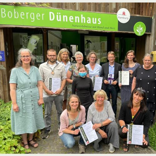 Dr. Bange (3vr), Josefa Kochniss (3vl), Maike Hinze (l), Karen Elvers (r, beide Loki Schmidt Stiftung) gratulieren den Absolventinnen_Foto: Wabe International Academy
