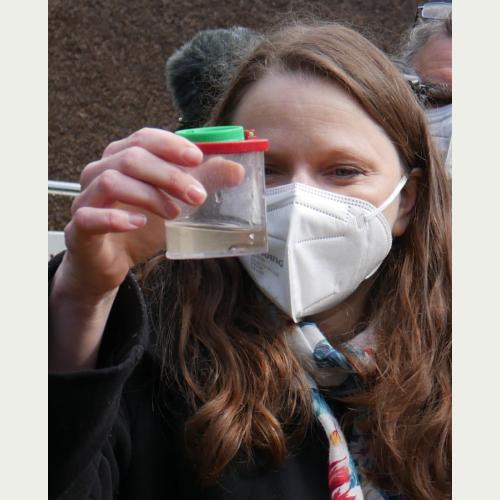 Erlebnisraum Wasser unter der Lupe_Schirmherrin Dr. Leonhard betrachtet eine Molchlarve_Foto: Loki Schmidt Stiftung
