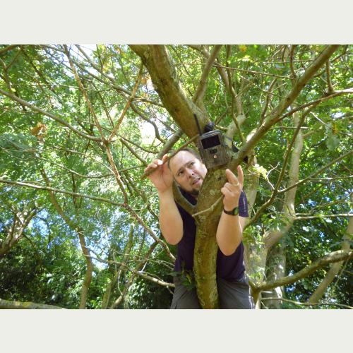 Frederik Landwehr beim Installieren einer Wildtierkamera