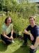 MOIN STADTNATUR Beraterin Anna Reitenbach und Gartenbesitzer Marco Nieter vor dem naturnah gestalteten Staudenbeet