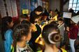 Die Stände mit den Mitmachaktionen waren gut besucht und die Schüler*innen probierten tatkräftig alles aus, was sie interessierte. Foto: Linus Koch